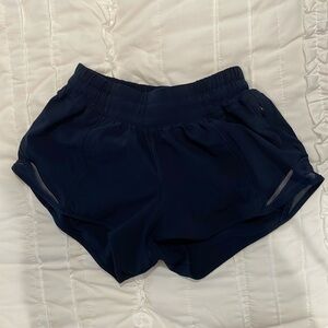 lululemon hotty hot low rise 2.5” shorts